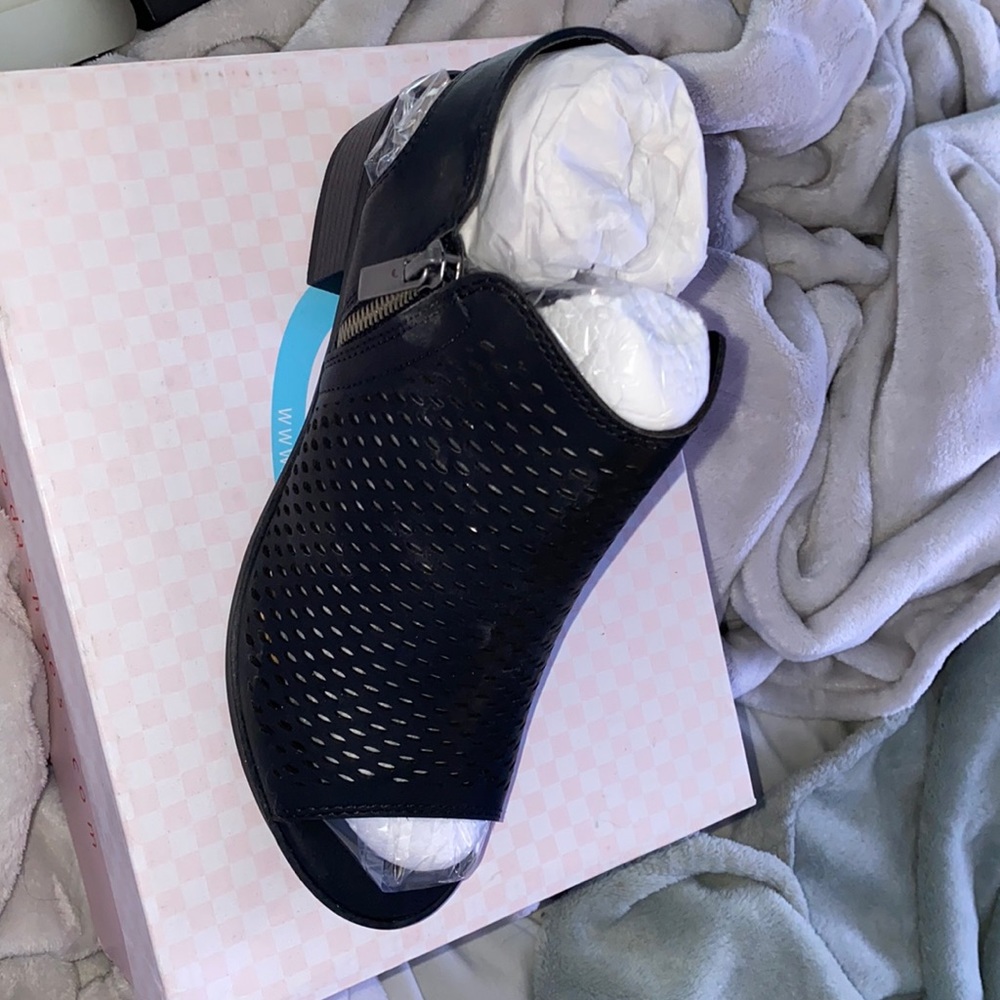 Soda peep toe sandal black sz 7